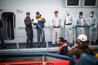 Le navire affrété par l'ONG allemande Sea Watch stationnait dans les eaux italiennes, tout près de l'île de Lampedusa.