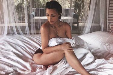 Kim Kardashian pose nue dans son lit, avril 2018.