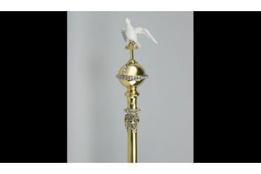 Le sceptre est symboliquement associé au commandement militaire et à la bonne gouvernance. D'autre part, le bâton est aussi un symbole pastoral pour le monarque et son peuple, et la colombe représente le Saint-Esprit.
