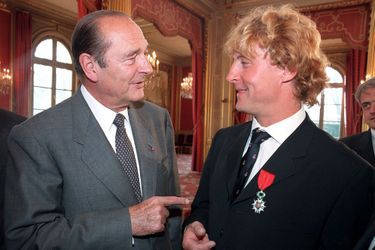 1999. Jacques Chirac décore Laurent Bourgnon à la Légion d'honneur