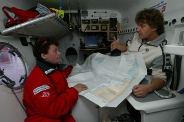2002. Steve Ravussin et son routeur Laurent Bourgnon étudiant une carte marine à bord du trimaran TechnoMarine 