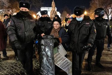 L’artiste russe Yelena Osipov arrêtée à Saint-Pétersbourg pour avoir manifesté pour l'Ukraine.