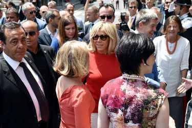 Brigitte Macron arrive à Piazza del Duomo, à Catane.