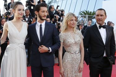 Charlotte Lebon, Pierre Niney, Mélanie Laurent et Gilles Lellouche sur le tapis rouge du Festival de Cannes