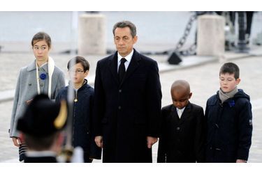 Le président a assisté aux commémorations entouré de quatre enfants de soldats ayant péri cette année. Nicolas Sarkozy a annoncé sa volonté de voir cette journée élargie pour rendre hommage à tous les militaires français décédés lors d’opérations extérieures.