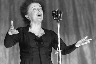 Edith Piaf durant un récital à l&#039;Olympia en 1960.