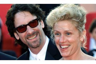 Joel est marié depuis 1984 à l&#039;actrice Frances McDormand (ici en 2002), qui a tourné dans plusieurs films des frères réalisateurs, dont le premier de son compagnon, &quot;Sang pour sang&quot; -l&#039;année de leur mariage-, &quot;Arizona Junior&quot; en 1987, Miller&#039;s Crossing en 1990, ou encore &quot;Burn After Reading&quot; en 2008.