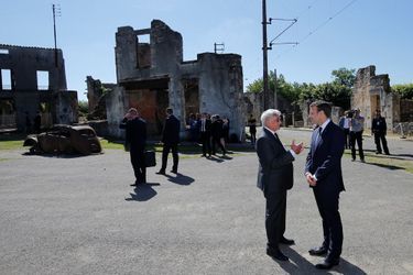 Emmanuel Macron et le dernier survivant Robert Hébras, 91 ans, parcourent les ruines du village martyr. 