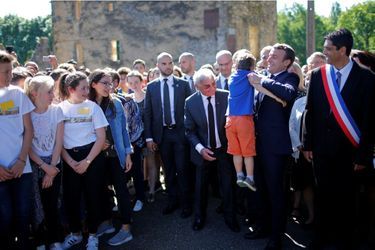 Emmanuel Macron lors de la visite des ruines d&#039;Oradour-sur-Glane.