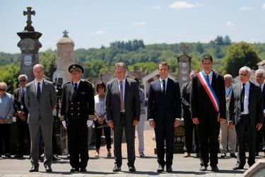 Receuillement au cimetière pour Emmanuel Macron, accompagné notamment du ministre de l&#039;Education nationale, Jean-Michel Blanquer ( à gauche) et de  Robert Hébras (à droite). 