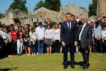 Emmanuel Macron et Robert Hébras lors de la minute de silence. 