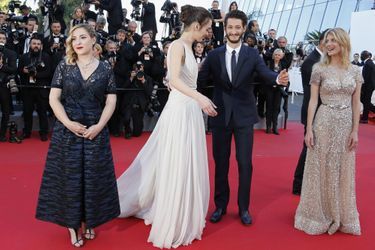 Marilou Berry, Charlotte Lebon, Pierre Niney et Mélanie Laurent sur le tapis rouge du Festival de Cannes