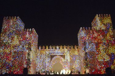 Son et lumière sur les murs de la monumentale porte Bab Al-Makina.