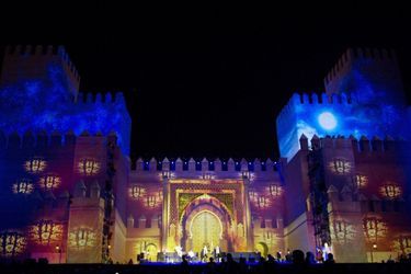 Son et lumière sur les murs de la monumentale porte Bab Al-Makina.