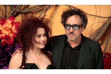 Tim Burton et Helena Bonham Carter sont ensemble depuis plus de dix ans. Ils sont parents d&#039;un petit Billy Ray, âgé de 8 ans. Depuis &quot;La Planète des singes&quot;, en 2001, sur le tournage duquel ils se sont rencontrés, l&#039;actrice a joué dans cinq autres films du réalisateur: &quot;Big Fish&quot; en 2003, &quot;Charlie et la chocolaterie&quot; deux ans plus tard, &quot;Les Noces funèbres&quot;, pour lequel elle a prêté sa voix, &quot;Sweeney Todd : Le Diabolique Barbier de Fleet Street&quot; en 2008 et &quot;Alice aux pays des merveilles&quot; en 2010. La comédienne sera également à l&#039;affiche de &quot;Dark Shadows&quot;, prévu pour l&#039;année prochaine.