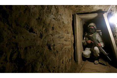Un soldat mexicain dans le tunnel