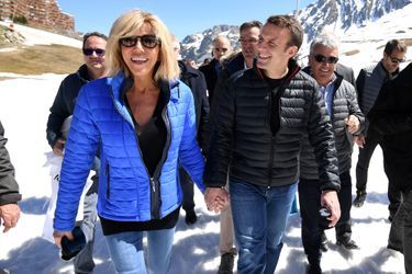 Emmanuel Macron et son épouse lors d'un déplacement de campagne à Bagneres de Bigorre, en avril 2017.