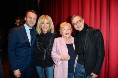 Emmanuel Macron et sa femme Brigitte avec Line Renaud et Philippe Besson, au théâtre Hébertot à Paris en février 2017. 