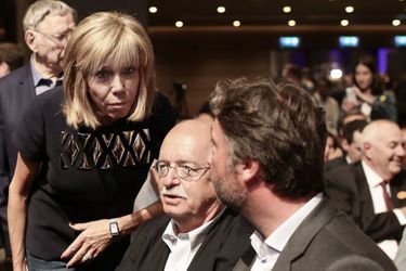 Brigitte Macron et Erik Orsenna lors du meeting En marche! à la Mutualité à Paris. 
