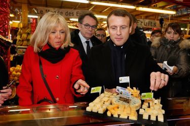 Emmanuel Macron et son épouse visitent le marché Saint-Pierre à Clermont-Ferrand, en janvier 2017.