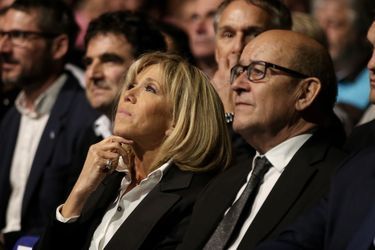 Brigitte Macron et le ministre de la Défense Jean-Yves Le Drian lors d'un meeting à Nantes en avril 2017. 
