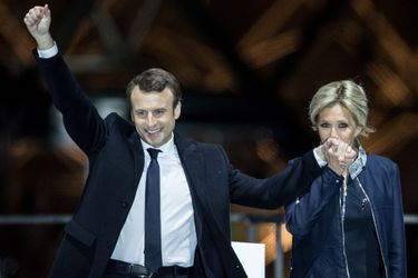 Au soir du deuxième tour, Emmanuel Macron et son épouse fêtent la victoire au Louvre. 