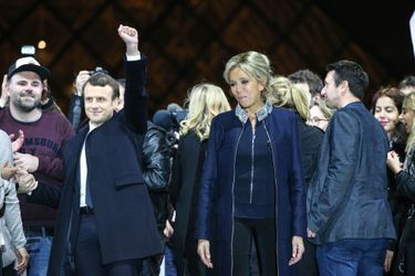 Emmanuel Macron et son épouse Brigitte , dimanche 7 mai 2017 après la victoire à la présidentielle. 