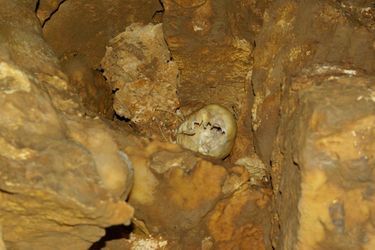 Les restes d'une dizaine de personnes ont déjà été retrouvés, à même le sol ou dans des alcôves naturelles de la grotte, ainsi que des restes d'animaux, de foyers et de nombreuses céramiques, dont des dizaines intactes.