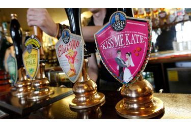 Les Anglais ont le sens du marketing. Pour célébrer le mariage royal, la brasserie Castle Rock propose aux pubs londoniens une bière au doux nom de &quot;Kiss Me Kate&quot;. 