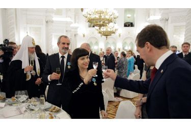 La chanteuse française a été décorée des mains du président russe Dmitry Medvedev de Ordre de l&#039;Amitié pour son apport aux relations franco-russes dans le domaine de la culture. Elle a ensuite participé à un dîner organisé à Moscou.