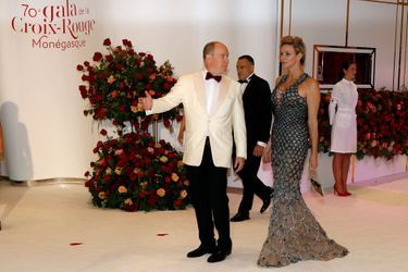 La princesse Charlène de Monaco en Atelier Versace, le 27 juillet 2018