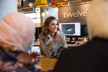La reine Rania de Jordanie au studio de design Twelve Degrees à Amman, le 1er mars 2022