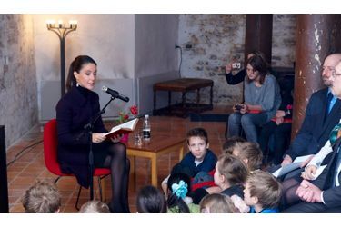 Marie de Danemark a lu une belle histoire à des enfants lors d&#039;une réunion donnée par l&#039;UNESCO au Kronborg Palace à Elsinore, au Danemark. 