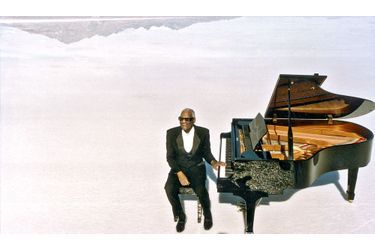 <br />
Ray Charles en 1994, sur le Grand Lac Salé dans l'Utah, avec son piano.