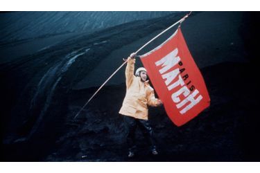 <br />
Naissance en 1963 d'une île sans nom au large de l’Islande : le photographe Gérard Gery brandit le drapeau de notre magazine debout sur le sol noir de cendres du volcan.