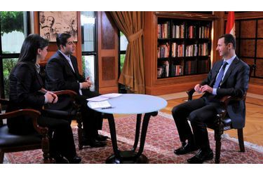<br />
Bachar al-Assad en interview avec les journalistes d'Al Ikhbariya.