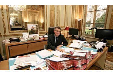 <br />
Le ministre de l’Education nationale, dans son bureau rue de Grenelle le 18 janvier, s’apprête à publier un livre (le 13 février, éd. du Seuil) qui accompagnera sa loi.
