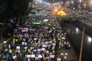Jeudi 20 juin, au cœur de Rio de Janeiro, avenue du Président-Vargas, 300 000 manifestants. Au fond, l’église de la Candelaria. 
