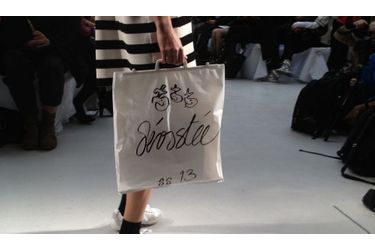 <br />
Dévastée a présenté mercredi sa collection Printemps-Ete 2013 à l&#039;occasion de la Fashion Week de Paris.