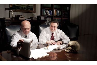 <br />
Bill Fleisher (à dr.), un des fondateurs  de la Vidocq Society, et Nate Gordon, un des premiers membres du club, se penchent  sur un « polygraphe », les données issues d’un passage au détecteur de mensonge.