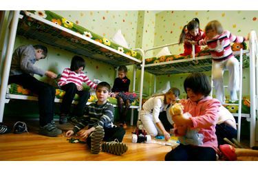 <br />
Des enfants jouent dans leur chambre de l&#039;orphelinat de Rostov-sur-le-Don, dans le sud-est de la Russie.