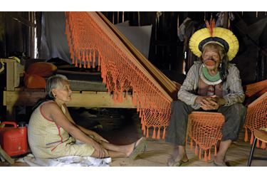 <br />
Samedi 24 novembre, avec Maboïka, dans leur hutte du village Metuktire (Etat du Mato Grosso). Raoni porte une coiffe symbolisant le soleil, un labret dans la lèvre inférieure et plusieurs colliers.