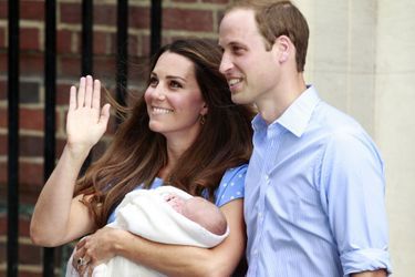 Kate, William et George à la sortie de la maternité.