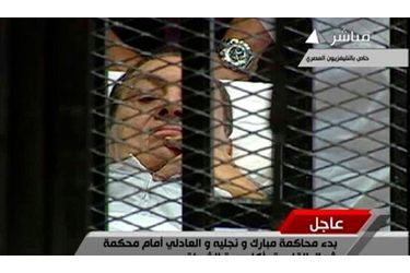 <br />
Hosni Moubarak, alité dans la cage faisant office de box des accusés.