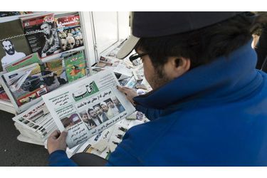 <br />
Un homme lit la Une d'un journal devant un kiosque à journaux de Téhéran, dimanche.
