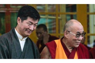 <br />
La passation du pouvoir politique entre le Dalaï Lama (à gauche) et Lopsang Sangay a eu lieu lundi matin.