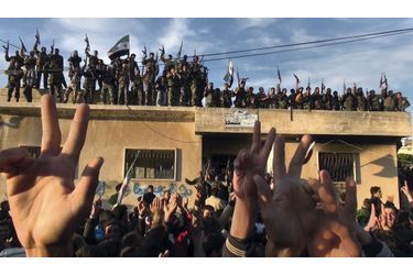 <br />
Le 8 novembre dans un village de la région agricole de Jabal El-Zaouia, une cinquantaine de soldats de l’ALS font une démonstration de force, brandissant leurs armes et le drapeau syrien. « Le peuple veut la chute du régime ! » hurlent les villageois.