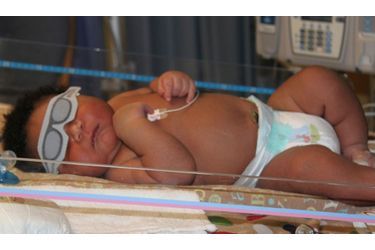 <br />
JaMichael, un beau bébé de 7,3 kilos, quelques jours seulement après sa naissance.
