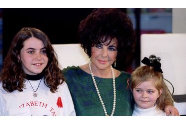 <br />
Elizabeth Taylor en 1993 avec deux enfants d&#039;une école de New-York dans le cadre de sa campagne contre le sida. 