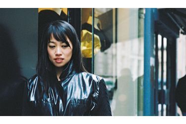 <br />
Ce jour-là, chez Neila, sa boutique vintage préférée à Paris, Yi Zhou ­essaie le trench créé par Yves Saint Laurent pour Catherine Deneuve  dans « Belle de jour ».